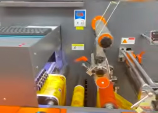 Xinsen Packaging läuft auf Hochtouren, um Bestellungen individueller Klebeetiketten zu erfüllen